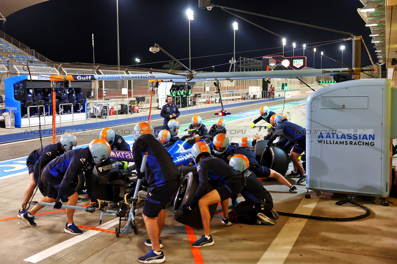 TEST BAHRAIN, Carlos Sainz (ESP) Atlassian Williams Racing FW46 practices a pit stop.

26.02.2025. Formula 1 Testing, Sakhir, Bahrain, Day One.

- www.xpbimages.com, EMail: requests@xpbimages.com © Copyright: Batchelor / XPB Images