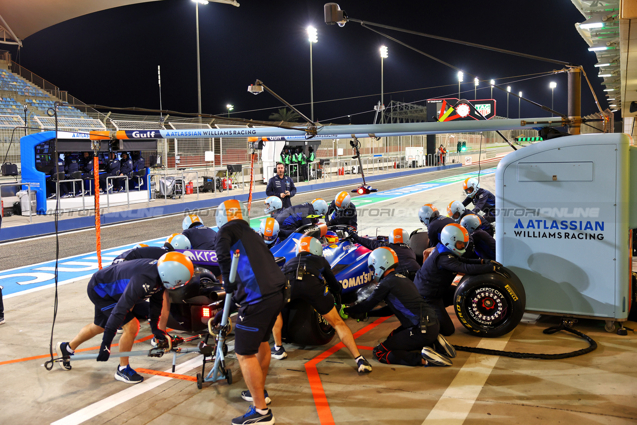 TEST BAHRAIN, Carlos Sainz (ESP) Atlassian Williams Racing FW46 practices a pit stop.

26.02.2025. Formula 1 Testing, Sakhir, Bahrain, Day One.

- www.xpbimages.com, EMail: requests@xpbimages.com © Copyright: Batchelor / XPB Images
