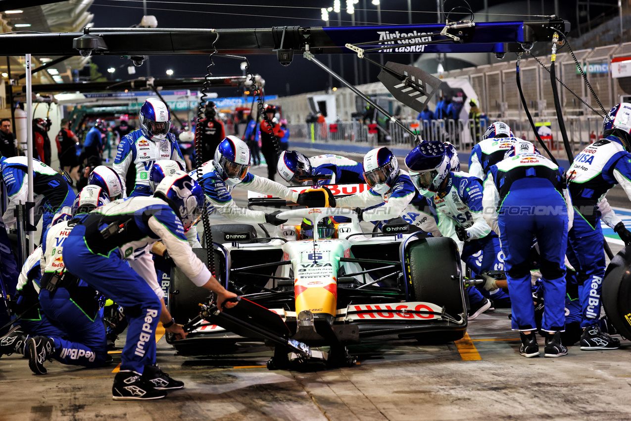 TEST BAHRAIN, Isack Hadjar (FRA) Racing Bulls VCARB 02 practices a pit stop.

26.02.2025. Formula 1 Testing, Sakhir, Bahrain, Day One.

- www.xpbimages.com, EMail: requests@xpbimages.com © Copyright: Batchelor / XPB Images