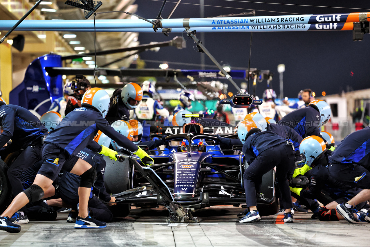 TEST BAHRAIN, Carlos Sainz (ESP) Atlassian Williams Racing FW46 practices a pit stop.

26.02.2025. Formula 1 Testing, Sakhir, Bahrain, Day One.

- www.xpbimages.com, EMail: requests@xpbimages.com © Copyright: Batchelor / XPB Images