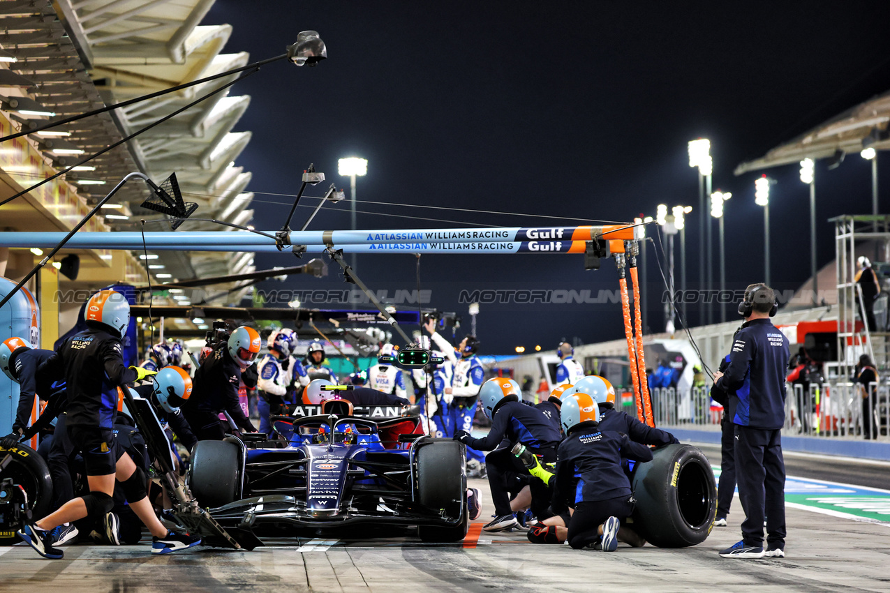 TEST BAHRAIN, Carlos Sainz (ESP) Atlassian Williams Racing FW46 practices a pit stop.

26.02.2025. Formula 1 Testing, Sakhir, Bahrain, Day One.

- www.xpbimages.com, EMail: requests@xpbimages.com © Copyright: Batchelor / XPB Images
