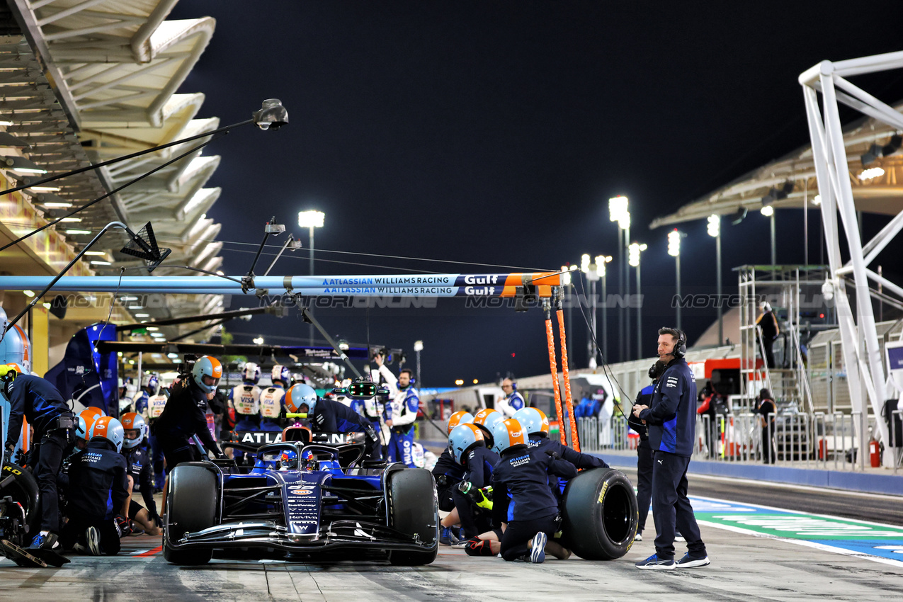 TEST BAHRAIN, Carlos Sainz (ESP) Atlassian Williams Racing FW46 practices a pit stop.

26.02.2025. Formula 1 Testing, Sakhir, Bahrain, Day One.

- www.xpbimages.com, EMail: requests@xpbimages.com © Copyright: Batchelor / XPB Images