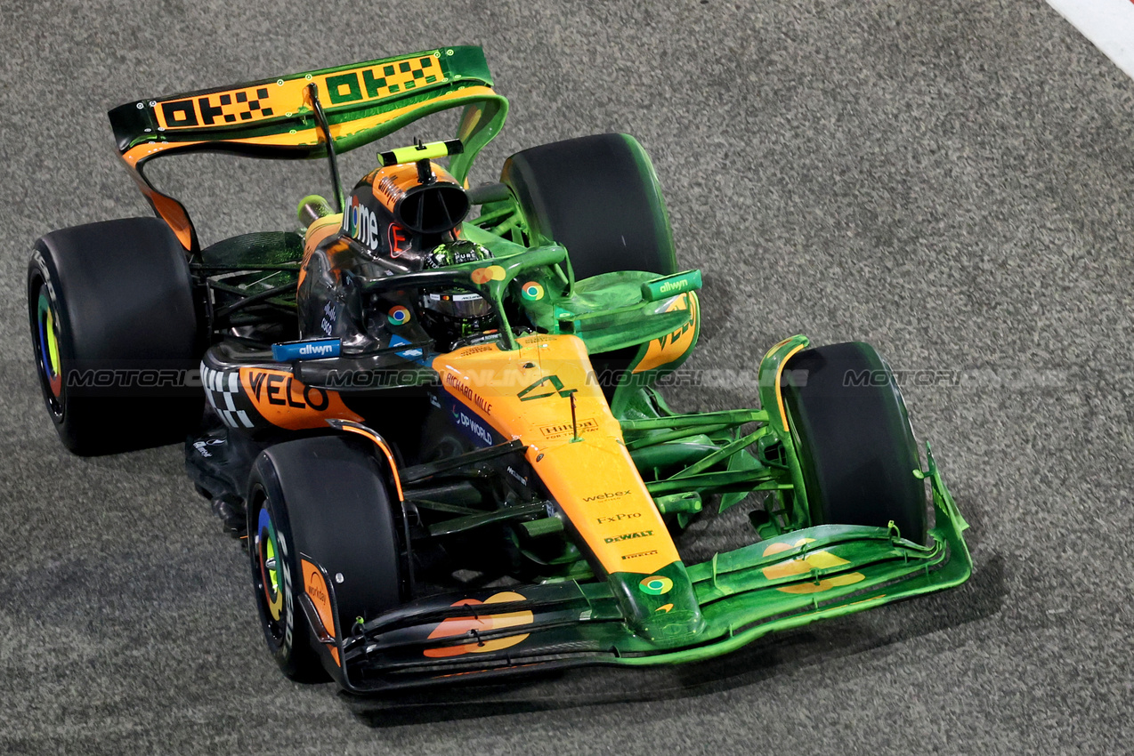TEST BAHRAIN, Lando Norris (GBR) McLaren MCL39 running flow-vis paint.

26.02.2025. Formula 1 Testing, Sakhir, Bahrain, Day One.

 - www.xpbimages.com, EMail: requests@xpbimages.com © Copyright: Coates / XPB Images