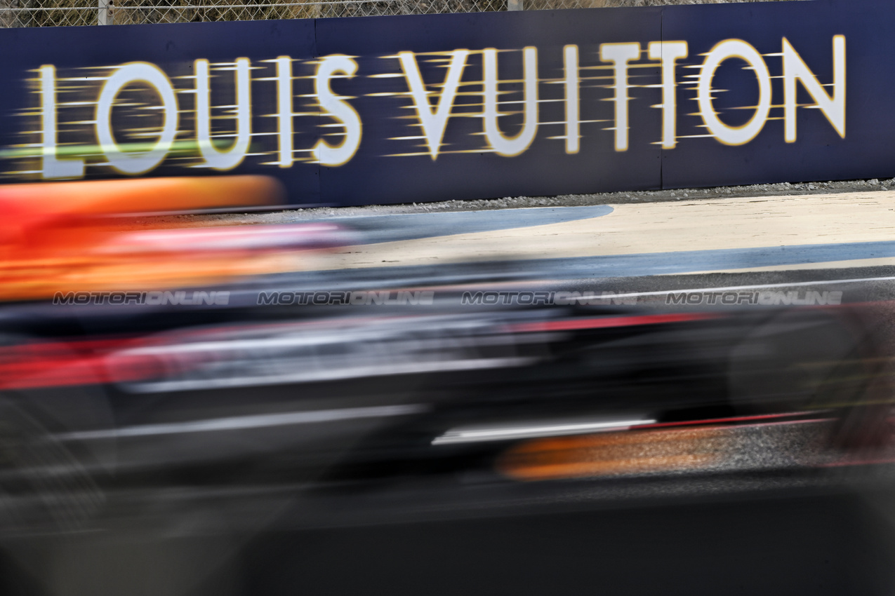 TEST BAHRAIN, Liam Lawson (NZL) Red Bull Racing RB21 passes Louis Vuitton branding trackside.

26.02.2025. Formula 1 Testing, Sakhir, Bahrain, Day One.

- www.xpbimages.com, EMail: requests@xpbimages.com © Copyright: Price / XPB Images