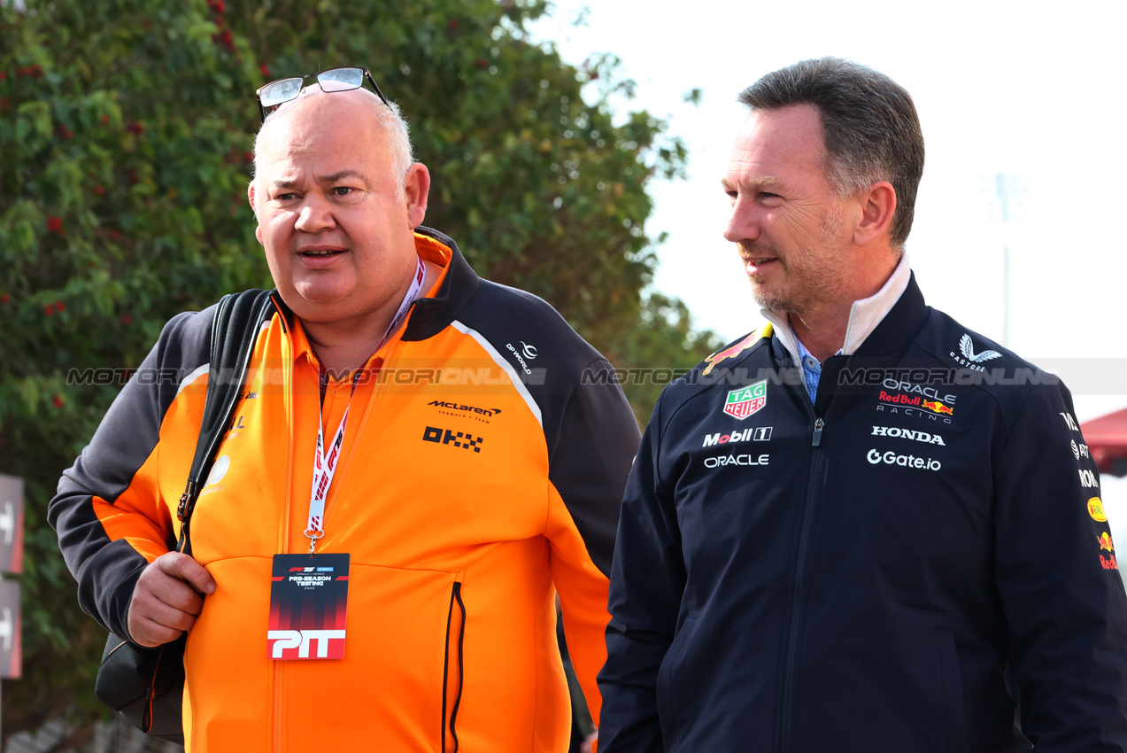 TEST BAHRAIN, (L to R): Rob Marshall (GBR) McLaren Chief Designer with Christian Horner (GBR) Red Bull Racing Team Principal.

28.02.2025. Formula 1 Testing, Sakhir, Bahrain, Day Three.

- www.xpbimages.com, EMail: requests@xpbimages.com © Copyright: Batchelor / XPB Images