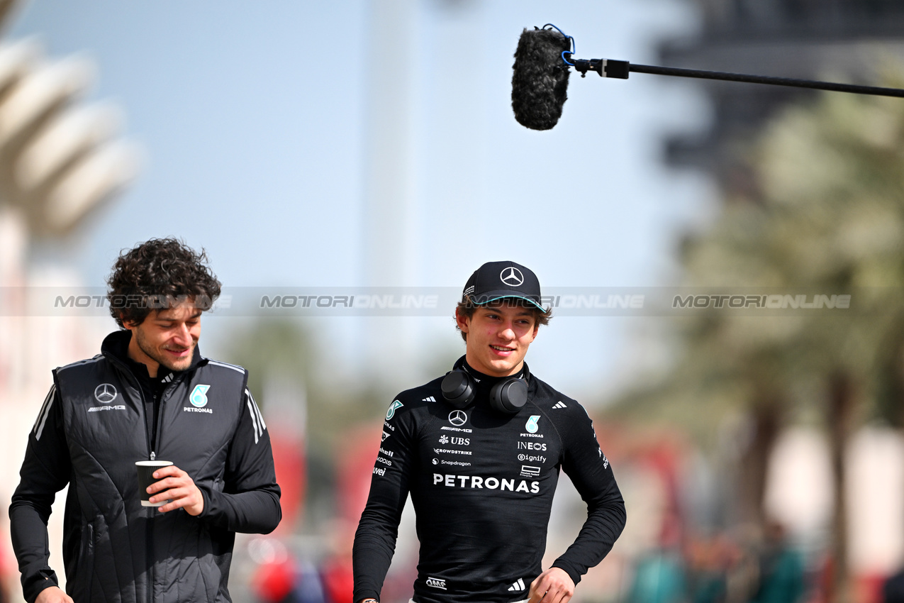TEST BAHRAIN, Andrea Kimi Antonelli (ITA) Mercedes AMG F1 (Right).

28.02.2025. Formula 1 Testing, Sakhir, Bahrain, Day Three.

- www.xpbimages.com, EMail: requests@xpbimages.com © Copyright: Price / XPB Images