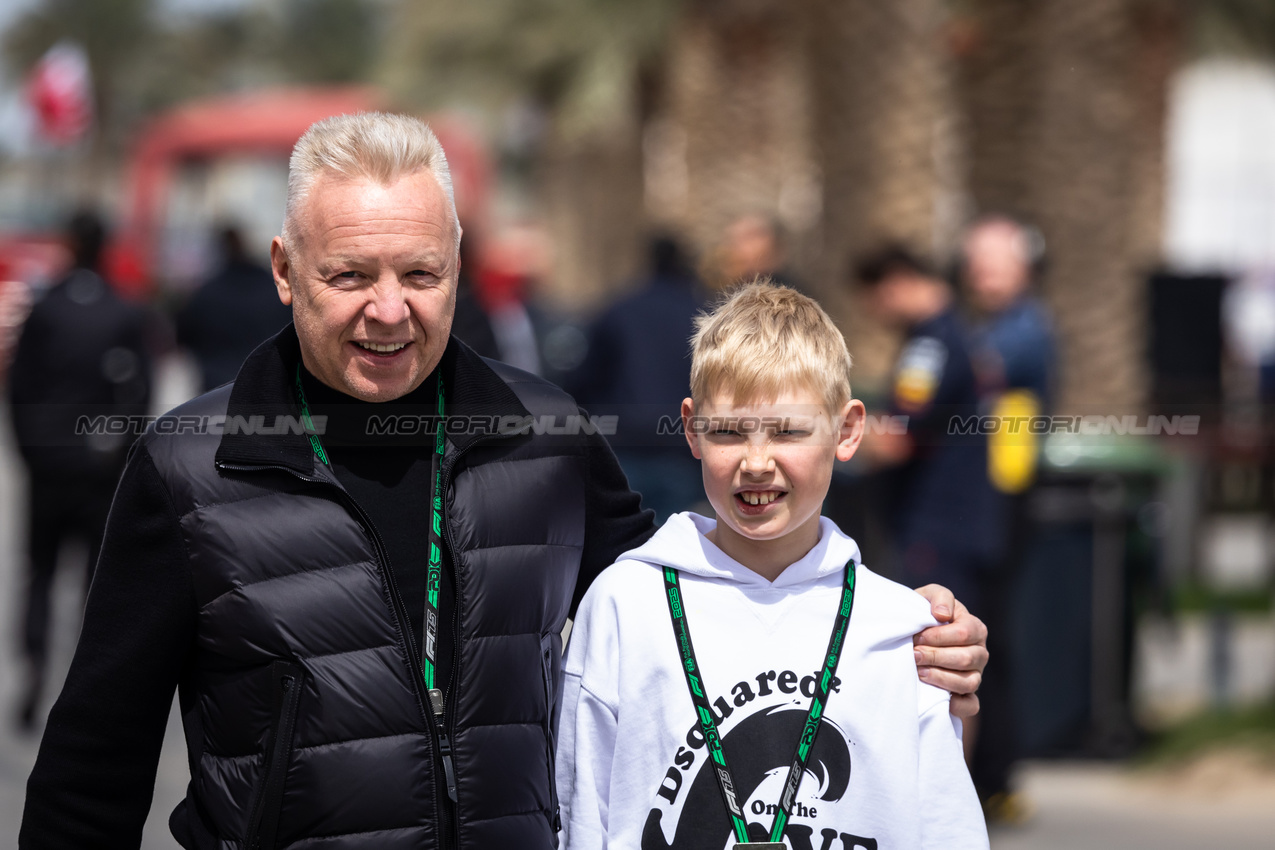 TEST BAHRAIN, Dmitry Mazepin (RUS) Uralchem Chairman with a child.

28.02.2025. Formula 1 Testing, Sakhir, Bahrain, Day Three.

- www.xpbimages.com, EMail: requests@xpbimages.com © Copyright: Bearne / XPB Images