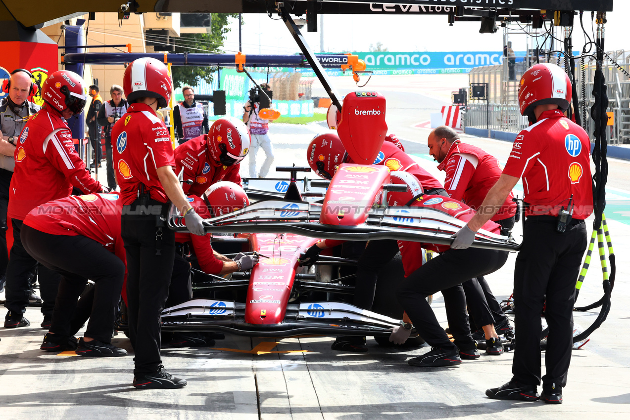 TEST BAHRAIN, Charles Leclerc (MON) Ferrari SF-25 - front wing change in the pits.

28.02.2025. Formula 1 Testing, Sakhir, Bahrain, Day Three.

- www.xpbimages.com, EMail: requests@xpbimages.com © Copyright: Charniaux / XPB Images