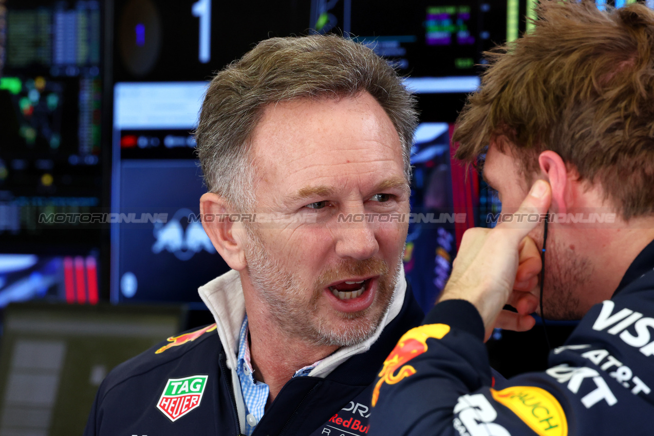 TEST BAHRAIN, (L to R): Christian Horner (GBR) Red Bull Racing Team Principal with Max Verstappen (NLD) Red Bull Racing.

28.02.2025. Formula 1 Testing, Sakhir, Bahrain, Day Three.

- www.xpbimages.com, EMail: requests@xpbimages.com © Copyright: Charniaux / XPB Images