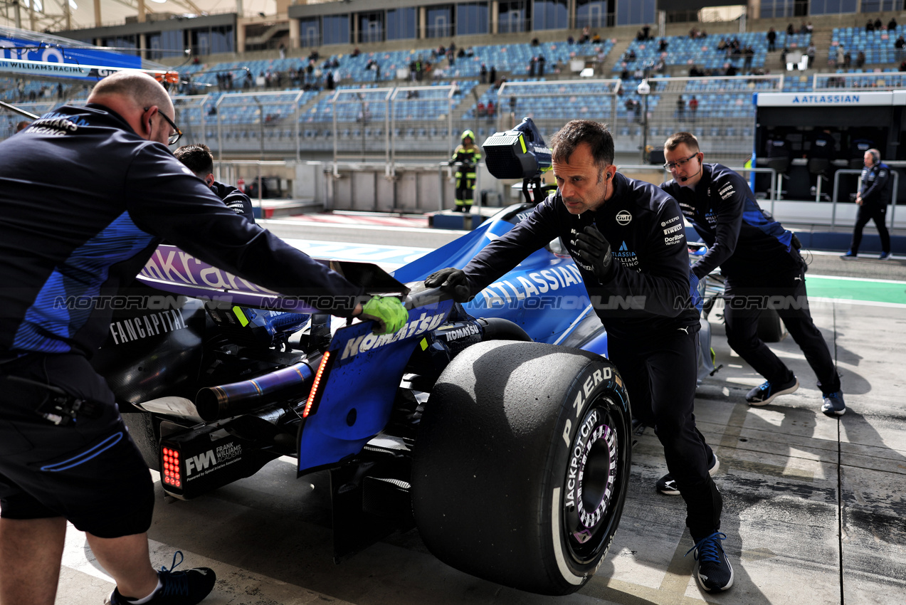 TEST BAHRAIN, Alexander Albon (THA) Atlassian Williams Racing FW47 in the pits.

28.02.2025. Formula 1 Testing, Sakhir, Bahrain, Day Three.

- www.xpbimages.com, EMail: requests@xpbimages.com © Copyright: Bearne / XPB Images
