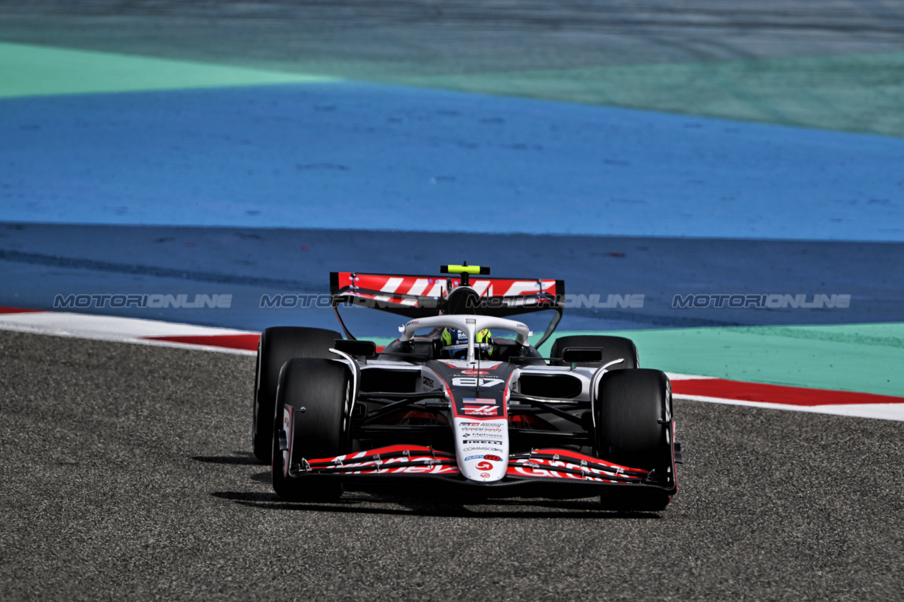 TEST BAHRAIN, Oliver Bearman (GBR) Haas VF-25.

28.02.2025. Formula 1 Testing, Sakhir, Bahrain, Day Three.

- www.xpbimages.com, EMail: requests@xpbimages.com © Copyright: Price / XPB Images