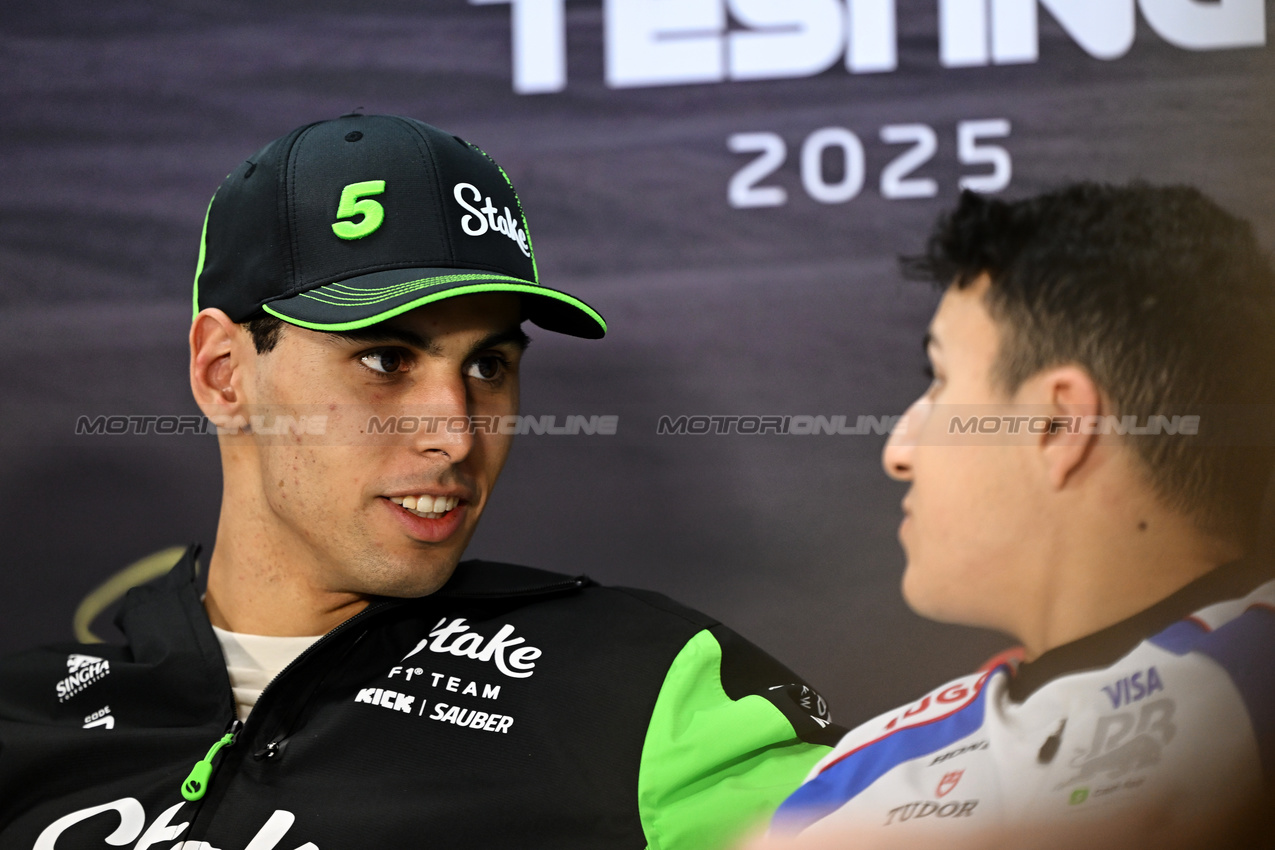 TEST BAHRAIN, (L to R): Gabriel Bortoleto (BRA) Sauber with Isack Hadjar (FRA) Racing Bulls in the FIA Press Conference.

28.02.2025. Formula 1 Testing, Sakhir, Bahrain, Day Three.

- www.xpbimages.com, EMail: requests@xpbimages.com © Copyright: Price / XPB Images