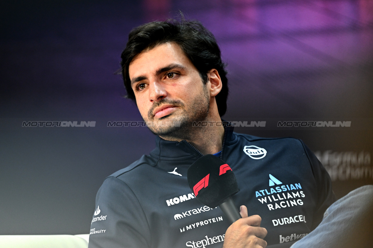 TEST BAHRAIN, Carlos Sainz (ESP) Atlassian Williams Racing in the FIA Press Conference.

28.02.2025. Formula 1 Testing, Sakhir, Bahrain, Day Three.

- www.xpbimages.com, EMail: requests@xpbimages.com © Copyright: Price / XPB Images