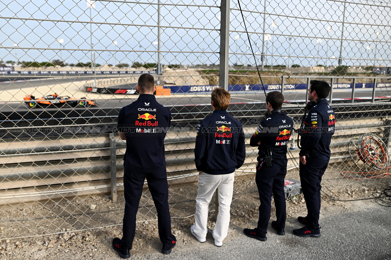 TEST BAHRAIN, Liam Lawson (NZL) Red Bull Racing watches the action trackside.

28.02.2025. Formula 1 Testing, Sakhir, Bahrain, Day Three.

- www.xpbimages.com, EMail: requests@xpbimages.com © Copyright: Price / XPB Images
