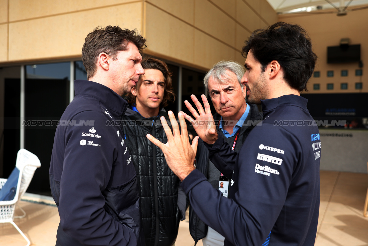 TEST BAHRAIN, (L to R): James Vowles (GBR) Atlassian Williams Racing Team Principal; Roberto Mehri (ESP); Carlos Sainz (ESP); Carlos Sainz (ESP) Atlassian Williams Racing.

28.02.2025. Formula 1 Testing, Sakhir, Bahrain, Day Three.

- www.xpbimages.com, EMail: requests@xpbimages.com © Copyright: Bearne / XPB Images