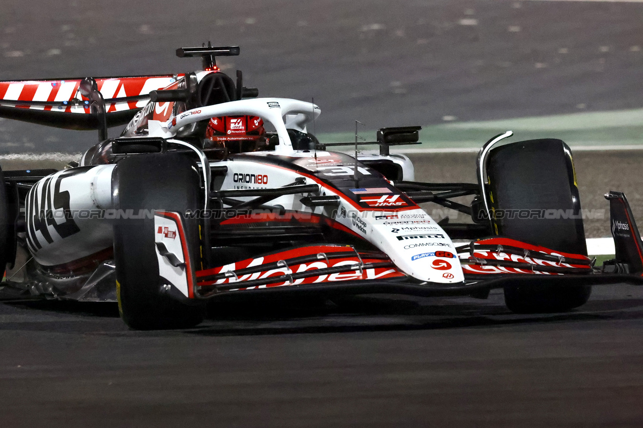 TEST BAHRAIN, Esteban Ocon (FRA), Haas F1 Team 
28.02.2025. Formula 1 Testing, Sakhir, Bahrain, Day Three.
- www.xpbimages.com, EMail: requests@xpbimages.com © Copyright: Charniaux / XPB Images