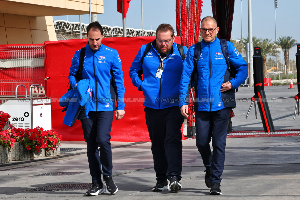 TEST BAHRAIN, (L to R): Oliver Oakes (GBR) Alpine F1 Team Team Principal with Dave Greenwood (GBR) Alpine F1 Team Racing Director e David Sanchez (FRA) Alpine F1 Team Executive Technical Director.

28.02.2025. Formula 1 Testing, Sakhir, Bahrain, Day Three.

- www.xpbimages.com, EMail: requests@xpbimages.com © Copyright: Batchelor / XPB Images