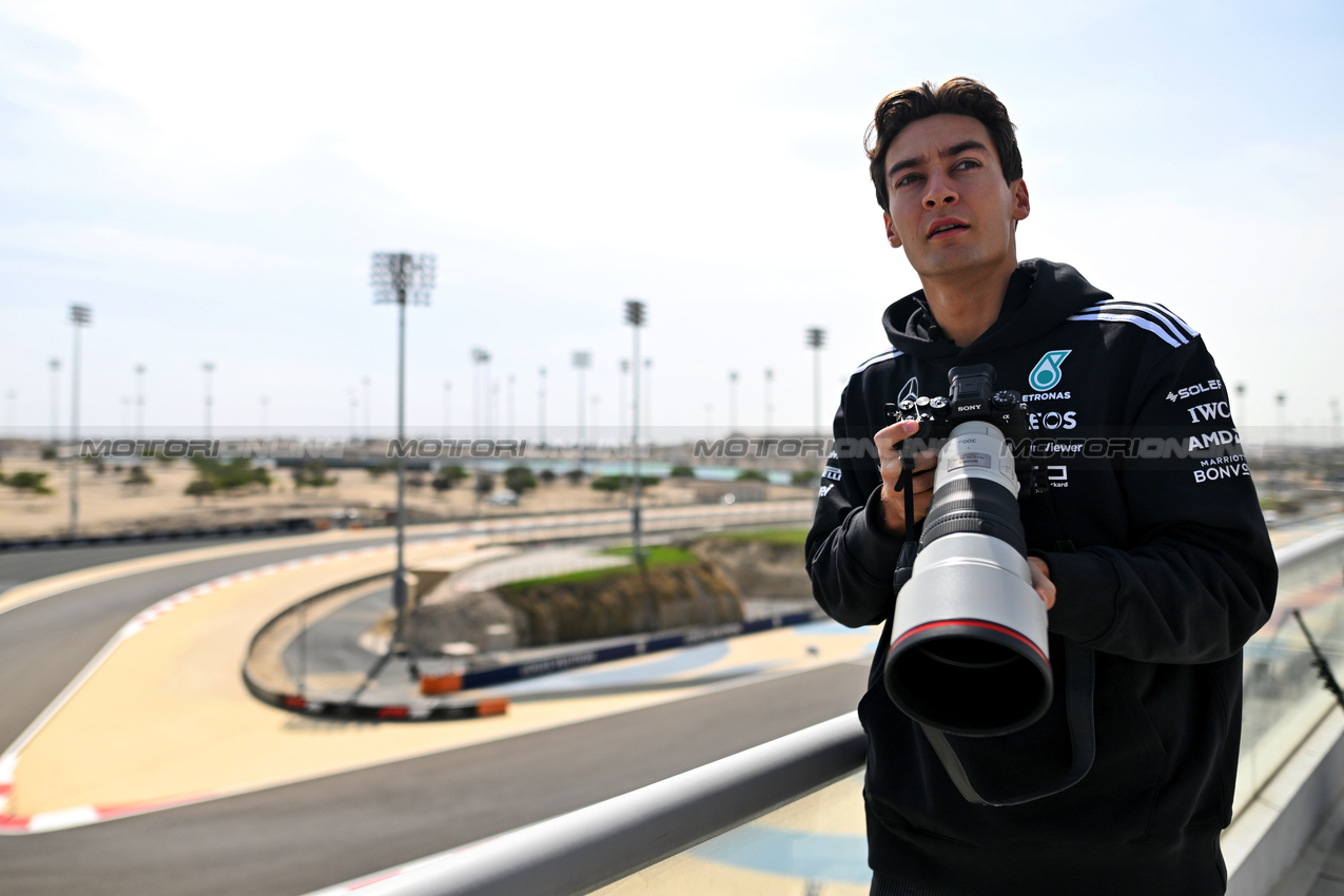 TEST BAHRAIN, George Russell (GBR) Mercedes AMG F1 tries his hand at photography.

28.02.2025. Formula 1 Testing, Sakhir, Bahrain, Day Three.

- www.xpbimages.com, EMail: requests@xpbimages.com © Copyright: Price / XPB Images