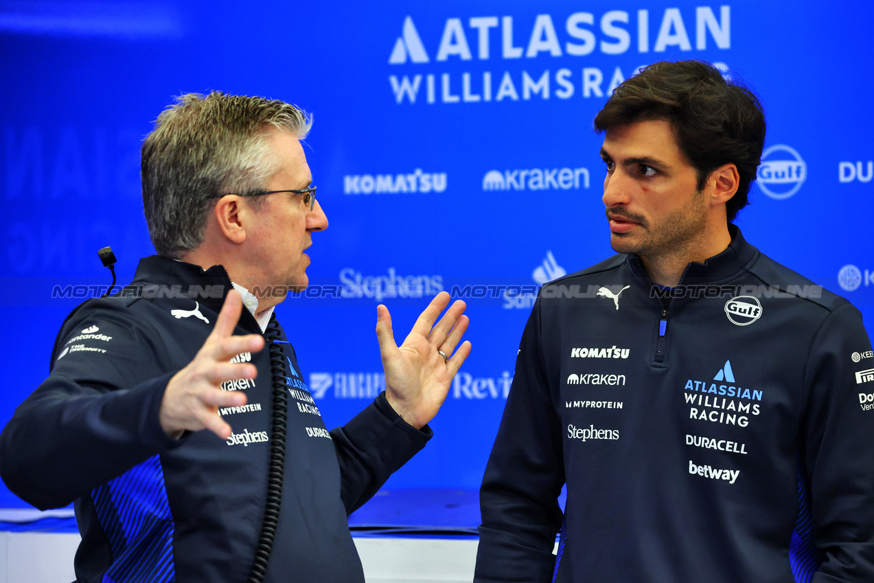 TEST BAHRAIN, (L to R): Pat Fry (GBR) Atlassian Williams Racing Chief Technical Officer with Carlos Sainz (ESP) Atlassian Williams Racing.

28.02.2025. Formula 1 Testing, Sakhir, Bahrain, Day Three.

- www.xpbimages.com, EMail: requests@xpbimages.com © Copyright: Batchelor / XPB Images