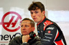 TEST BAHRAIN, Oliver Bearman (GBR) Haas F1 Team with his father David Bearman (GBR).

28.02.2025. Formula 1 Testing, Sakhir, Bahrain, Day Three.

- www.xpbimages.com, EMail: requests@xpbimages.com © Copyright: Charniaux / XPB Images