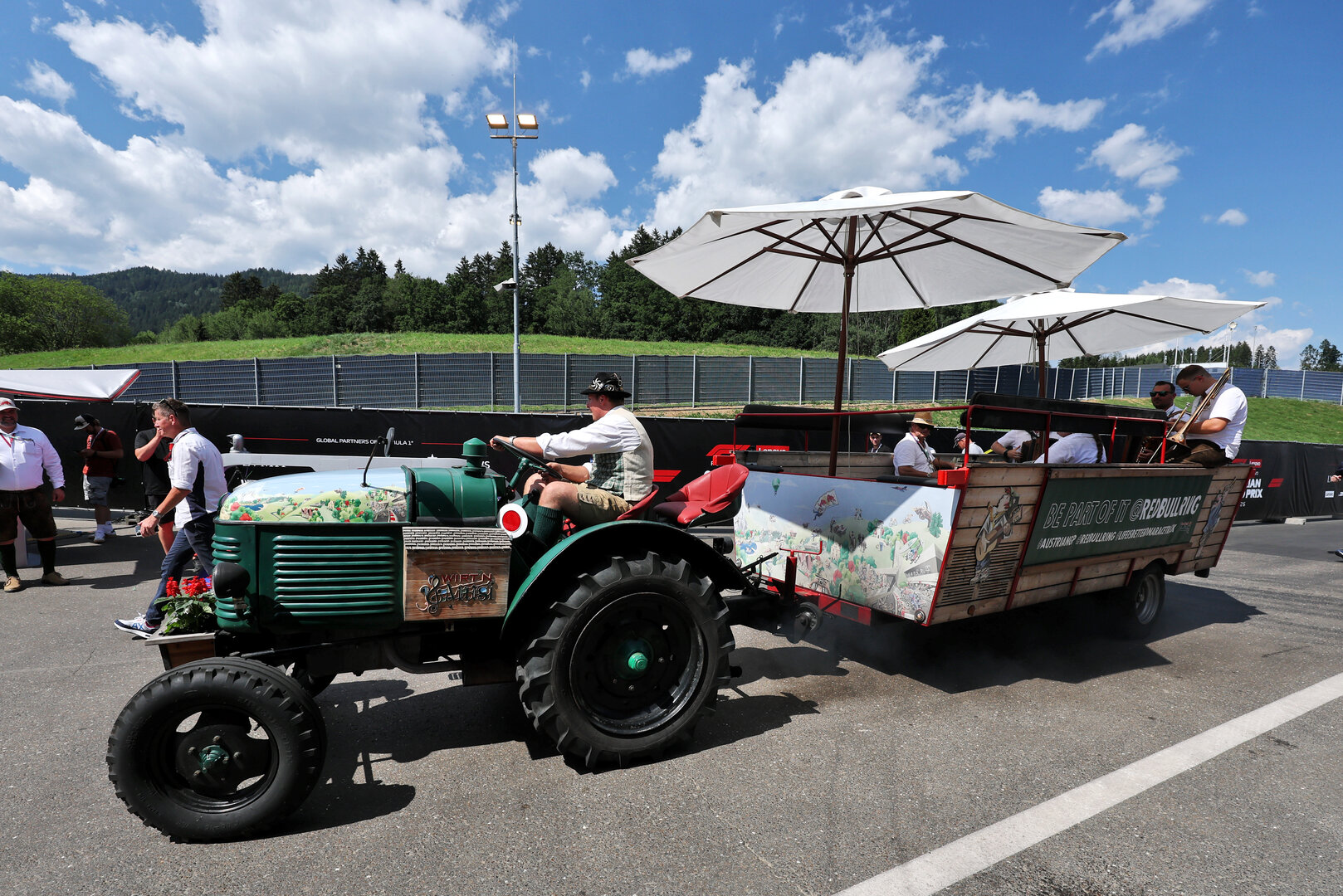 GP AUSTRIA, Paddock Atmosfera - tractor e trailer.
25.06.2026. Formula 1 World Championship, Rd 8, Austrian Grand Prix, Spielberg, Austria, Preparation Day.
- www.xpbimages.com, EMail: requests@xpbimages.com © Copyright: Moy / XPB Images