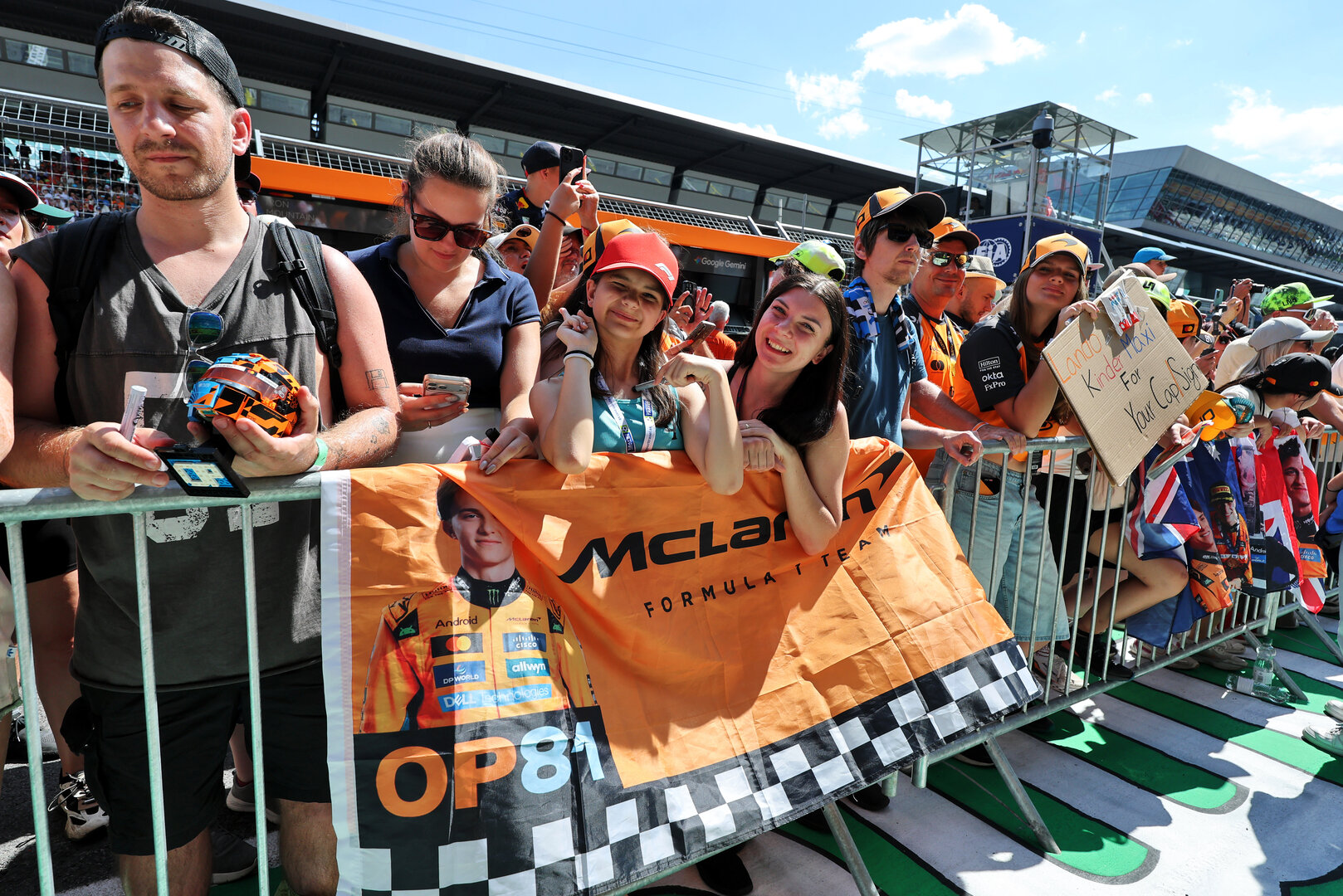 GP AUSTRIA, Circuit Atmosfera: Oscar Piastri (AUS) McLaren F1 Team fans in the pits.
25.06.2026. Formula 1 World Championship, Rd 8, Austrian Grand Prix, Spielberg, Austria, Preparation Day.
- www.xpbimages.com, EMail: requests@xpbimages.com © Copyright: Moy / XPB Images