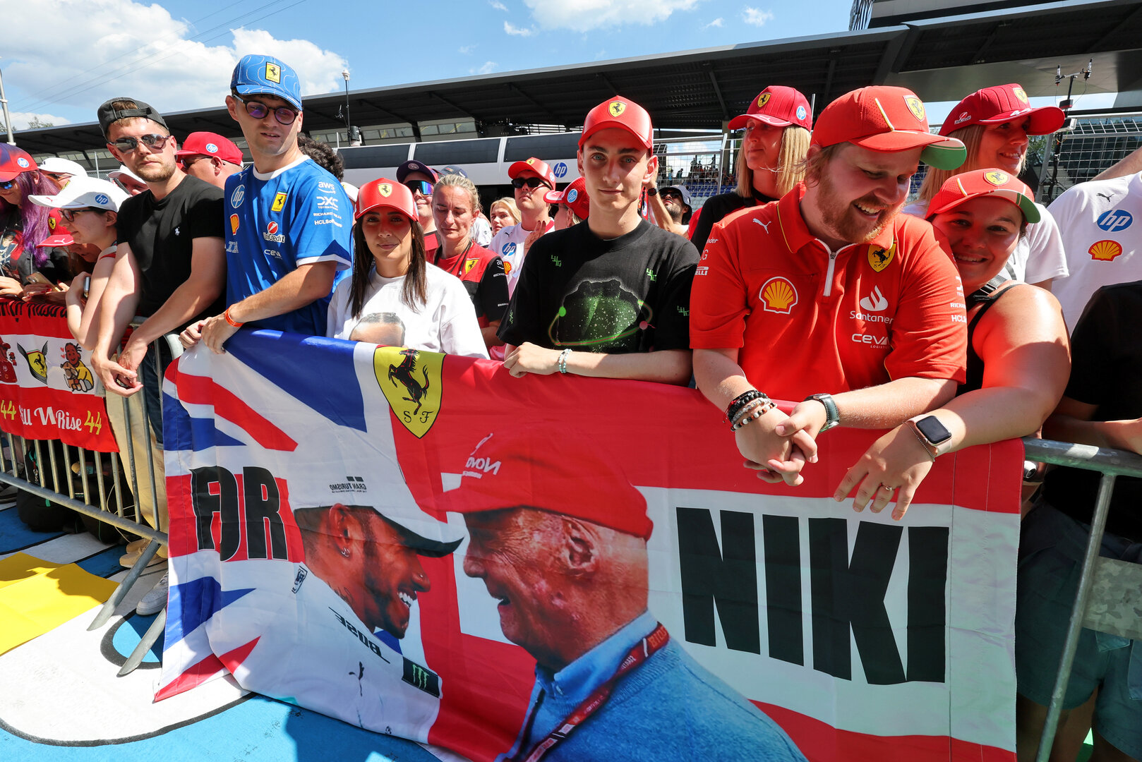 GP AUSTRIA, Circuit Atmosfera: Lewis Hamilton (GBR) Ferrari e Niki Lauda fans in the pits.
25.06.2026. Formula 1 World Championship, Rd 8, Austrian Grand Prix, Spielberg, Austria, Preparation Day.
- www.xpbimages.com, EMail: requests@xpbimages.com © Copyright: Moy / XPB Images