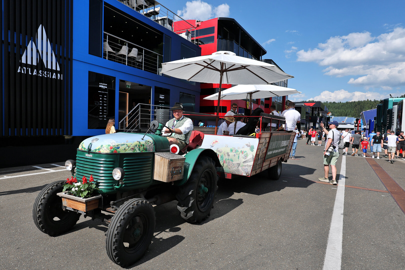 GP AUSTRIA, Paddock Atmosfera - tractor e trailer.
25.06.2026. Formula 1 World Championship, Rd 8, Austrian Grand Prix, Spielberg, Austria, Preparation Day.
- www.xpbimages.com, EMail: requests@xpbimages.com © Copyright: Moy / XPB Images