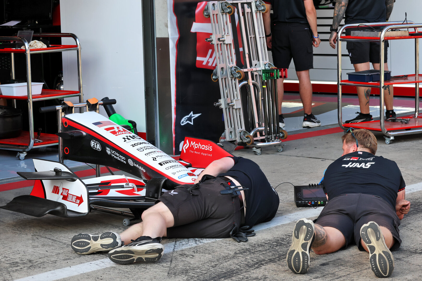 GP AUSTRIA, Circuit Atmosfera - Haas F1 Team meccanici e a Haas F1 Team VF-26 front wing.
25.06.2026. Formula 1 World Championship, Rd 8, Austrian Grand Prix, Spielberg, Austria, Preparation Day.
- www.xpbimages.com, EMail: requests@xpbimages.com © Copyright: Batchelor / XPB Images