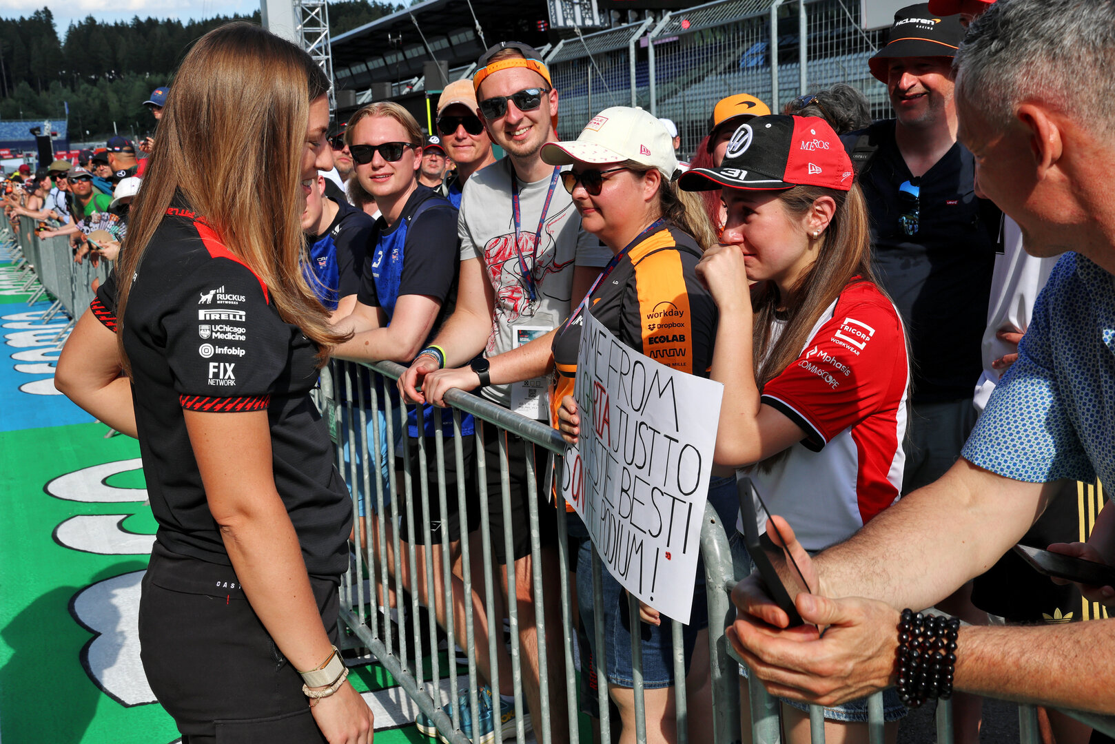 GP AUSTRIA, Laura Mueller (GER) Haas F1 Team Gara Engineer with fans in the pits.
25.06.2026. Formula 1 World Championship, Rd 8, Austrian Grand Prix, Spielberg, Austria, Preparation Day.
- www.xpbimages.com, EMail: requests@xpbimages.com © Copyright: Batchelor / XPB Images