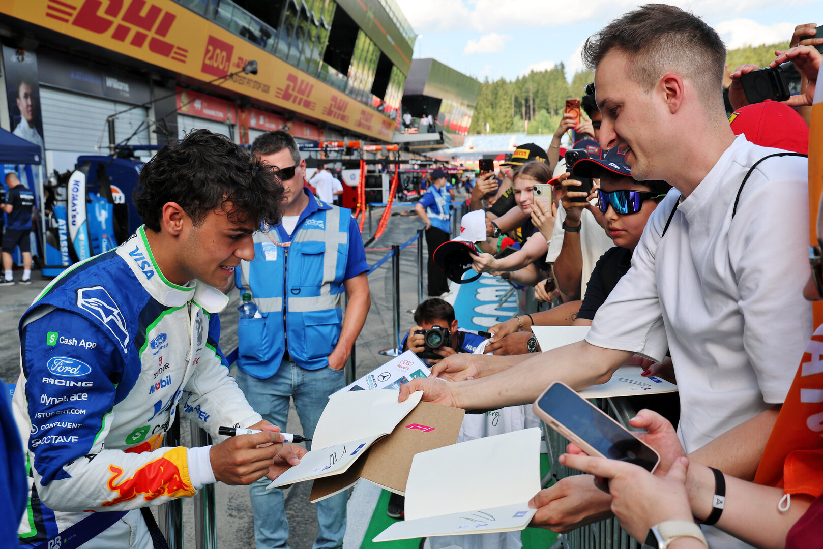 GP AUSTRIA, Arvid Lindblad (GBR) Racing Bulls Formula One Team with fans in the pits.
25.06.2026. Formula 1 World Championship, Rd 8, Austrian Grand Prix, Spielberg, Austria, Preparation Day.
- www.xpbimages.com, EMail: requests@xpbimages.com © Copyright: Batchelor / XPB Images
