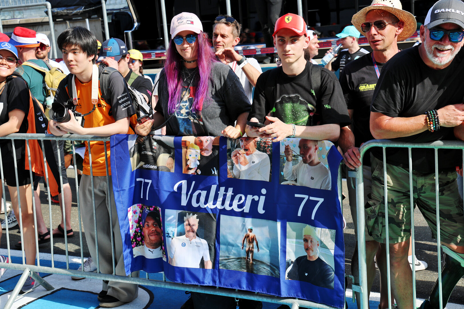 GP AUSTRIA, Valtteri Bottas (FIN) Cadillac Formula 1 Team fans in the pits.
25.06.2026. Formula 1 World Championship, Rd 8, Austrian Grand Prix, Spielberg, Austria, Preparation Day.
- www.xpbimages.com, EMail: requests@xpbimages.com © Copyright: Batchelor / XPB Images