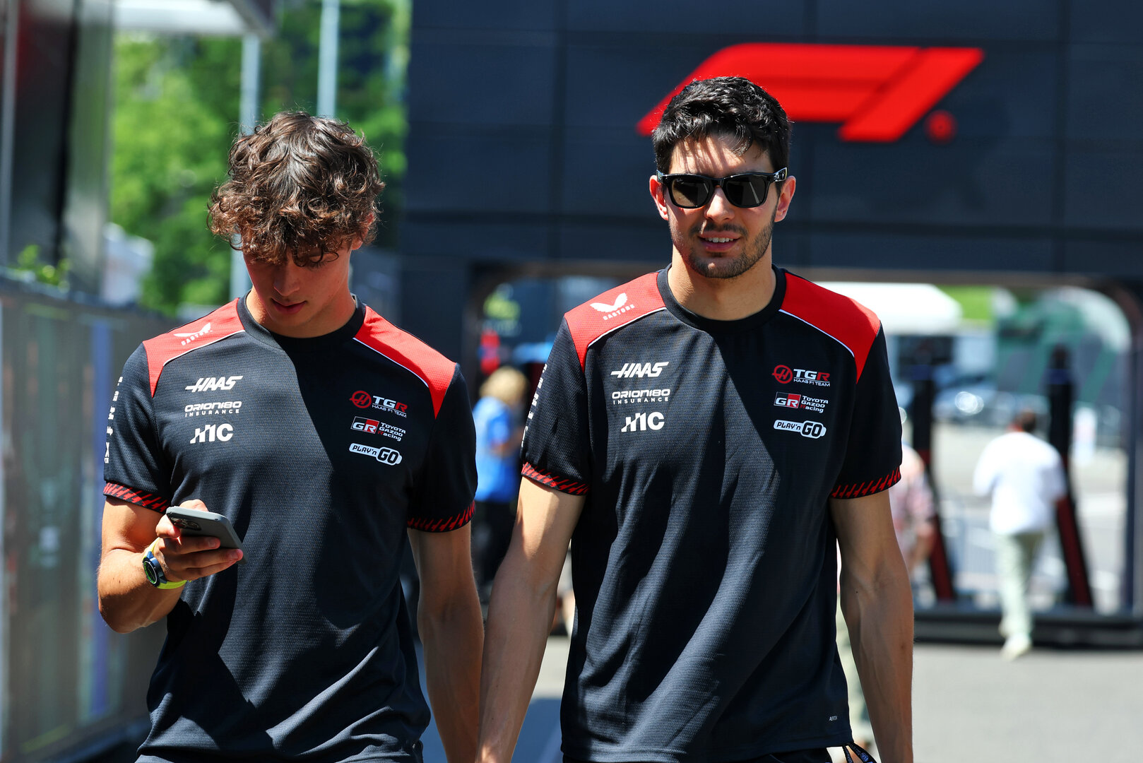 GP AUSTRIA, (L to R): Oliver Bearman (GBR) Haas F1 Team with Esteban Ocon (FRA) Haas F1 Team.
26.06.2026. Formula 1 World Championship, Rd 8, Austrian Grand Prix, Spielberg, Austria, Practice Day.
- www.xpbimages.com, EMail: requests@xpbimages.com © Copyright: Bearne / XPB Images