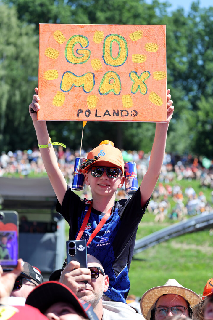 GP AUSTRIA, Max Verstappen (NLD) Red Bull Racing fans at the FanZone Stage.
26.06.2026. Formula 1 World Championship, Rd 8, Austrian Grand Prix, Spielberg, Austria, Practice Day.
- www.xpbimages.com, EMail: requests@xpbimages.com © Copyright: Moy / XPB Images