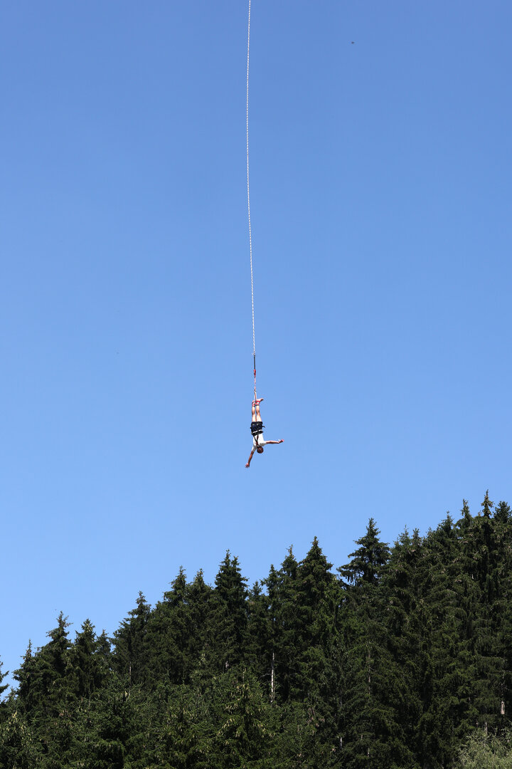 GP AUSTRIA, Circuit Atmosfera - bungee jumper.
26.06.2026. Formula 1 World Championship, Rd 8, Austrian Grand Prix, Spielberg, Austria, Practice Day.
- www.xpbimages.com, EMail: requests@xpbimages.com © Copyright: Moy / XPB Images