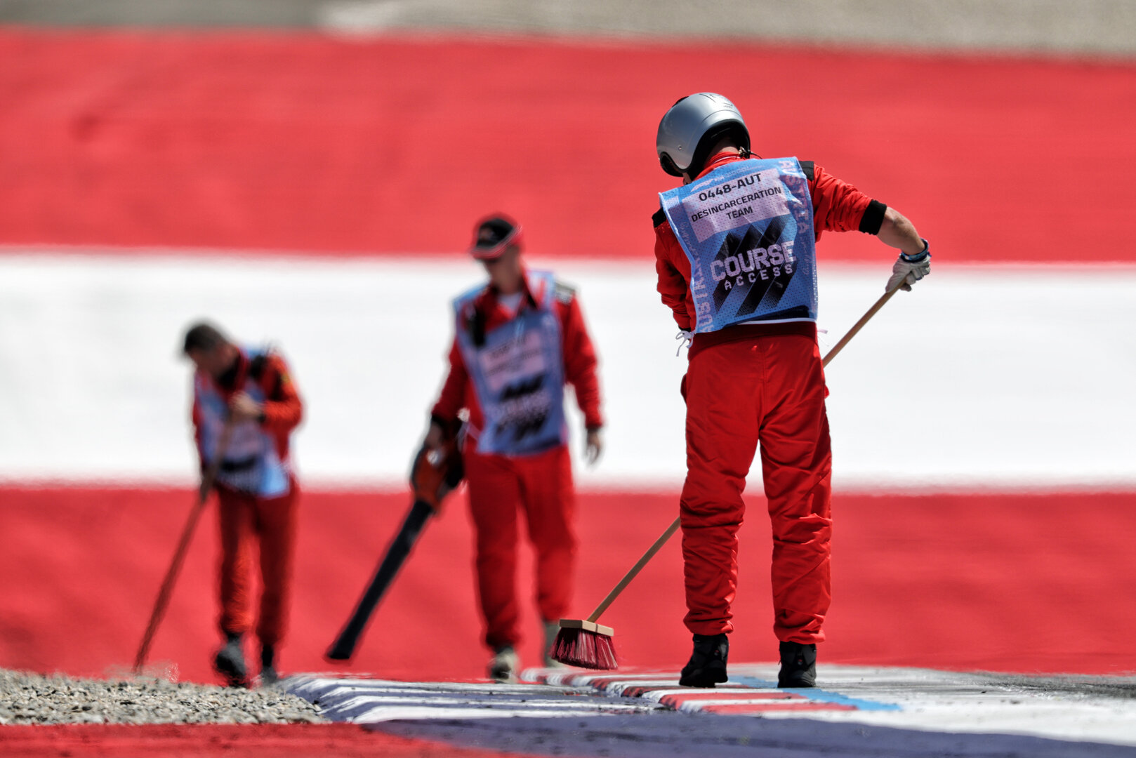 GP AUSTRIA, Circuit Atmosfera: Marshall sweep gravel from the circuit.
26.06.2026. Formula 1 World Championship, Rd 8, Austrian Grand Prix, Spielberg, Austria, Practice Day.
- www.xpbimages.com, EMail: requests@xpbimages.com © Copyright: Moy / XPB Images