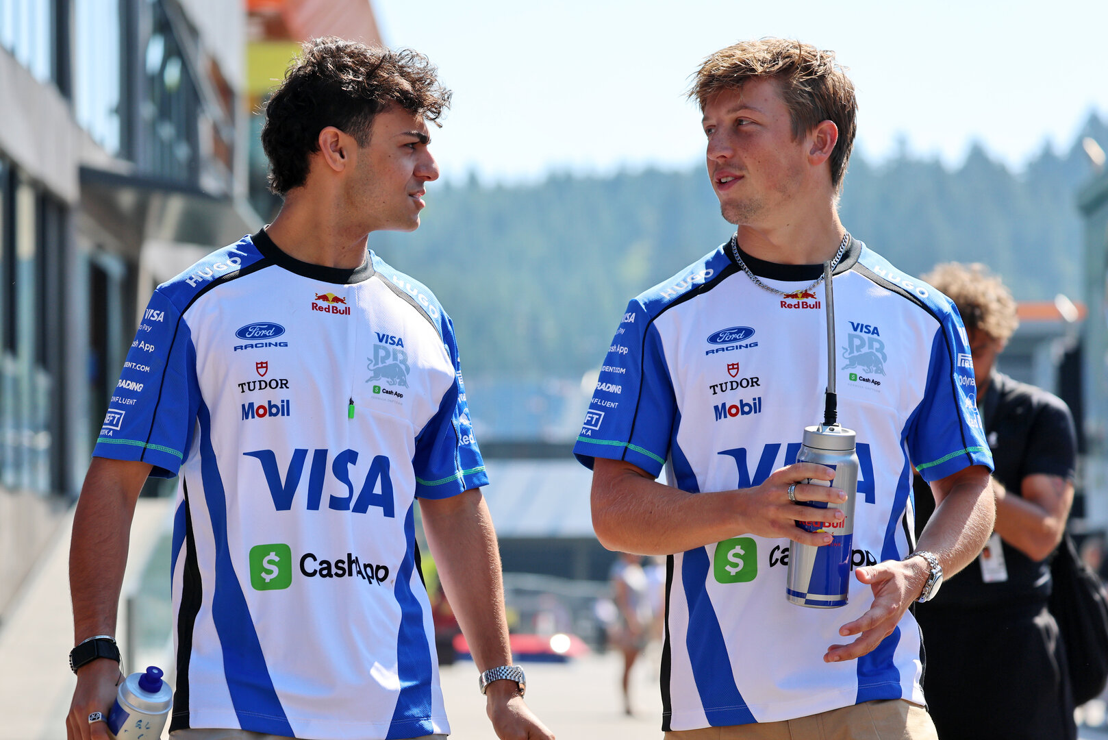 GP AUSTRIA, (L to R): Arvid Lindblad (GBR) Racing Bulls Formula One Team with his team mate Liam Lawson (NZL) Racing Bulls Formula One Team.
27.06.2026. Formula 1 World Championship, Rd 8, Austrian Grand Prix, Spielberg, Austria, Qualifiche Day.
- www.xpbimages.com, EMail: requests@xpbimages.com © Copyright: Batchelor / XPB Images