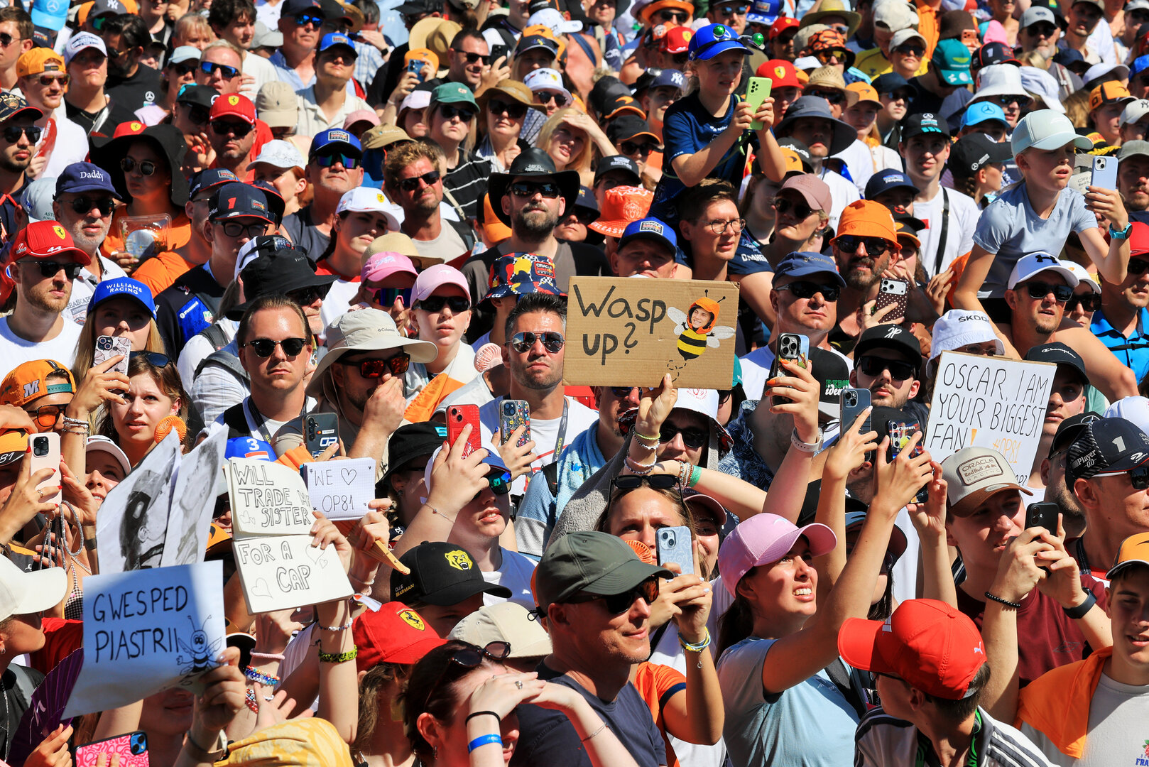 GP AUSTRIA, Circuit Atmosfera - fans at the FanZone Stage.
27.06.2026. Formula 1 World Championship, Rd 8, Austrian Grand Prix, Spielberg, Austria, Qualifiche Day.
- www.xpbimages.com, EMail: requests@xpbimages.com © Copyright: Moy / XPB Images