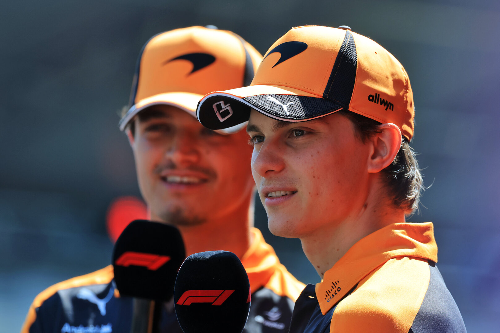 GP AUSTRIA, (L to R): Lando Norris (GBR) McLaren F1 Team e team mate Oscar Piastri (AUS) McLaren F1 Team on the FanZone Stage.
27.06.2026. Formula 1 World Championship, Rd 8, Austrian Grand Prix, Spielberg, Austria, Qualifiche Day.
- www.xpbimages.com, EMail: requests@xpbimages.com © Copyright: Moy / XPB Images