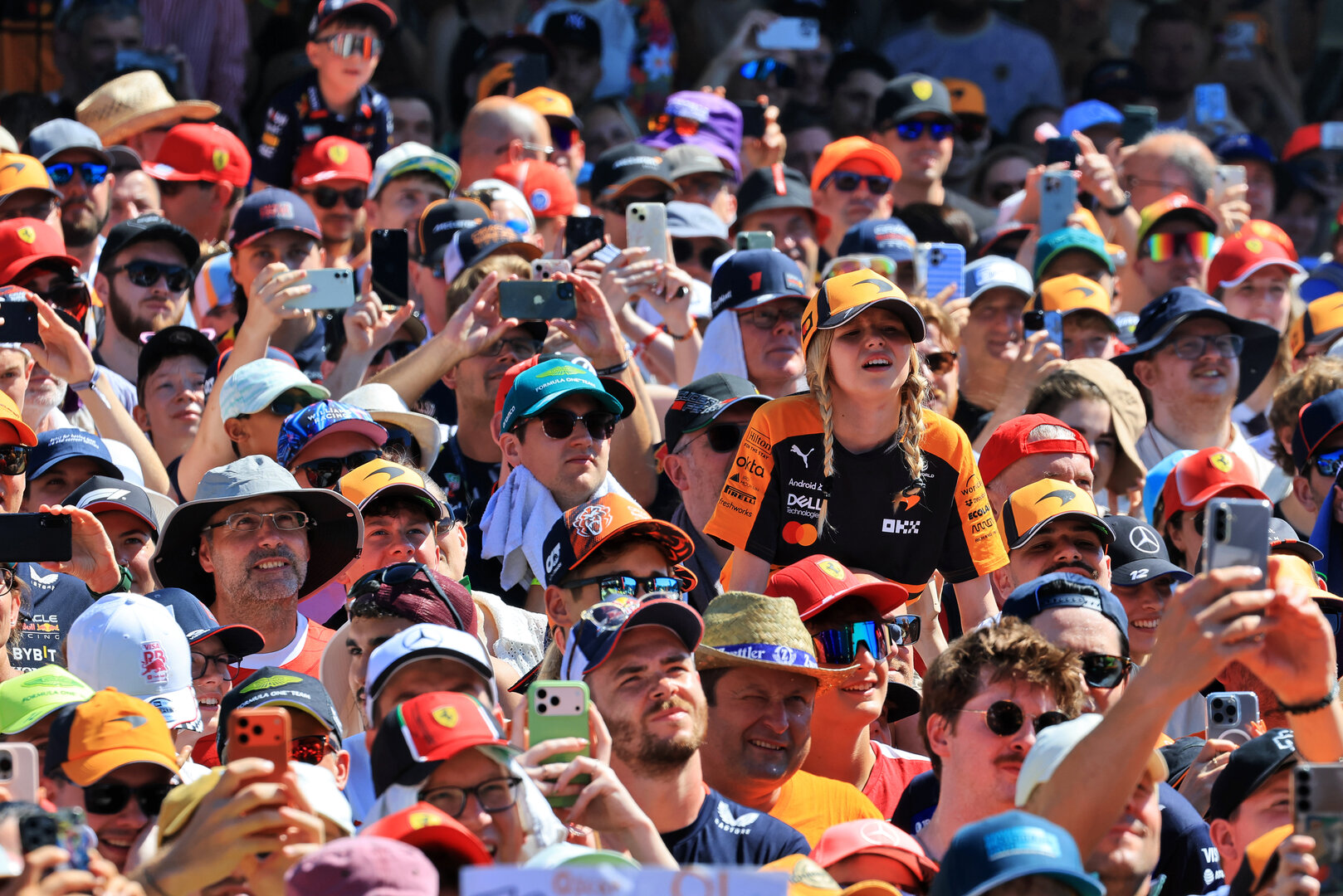 GP AUSTRIA, Circuit Atmosfera - fans at the FanZone Stage.
27.06.2026. Formula 1 World Championship, Rd 8, Austrian Grand Prix, Spielberg, Austria, Qualifiche Day.
- www.xpbimages.com, EMail: requests@xpbimages.com © Copyright: Moy / XPB Images