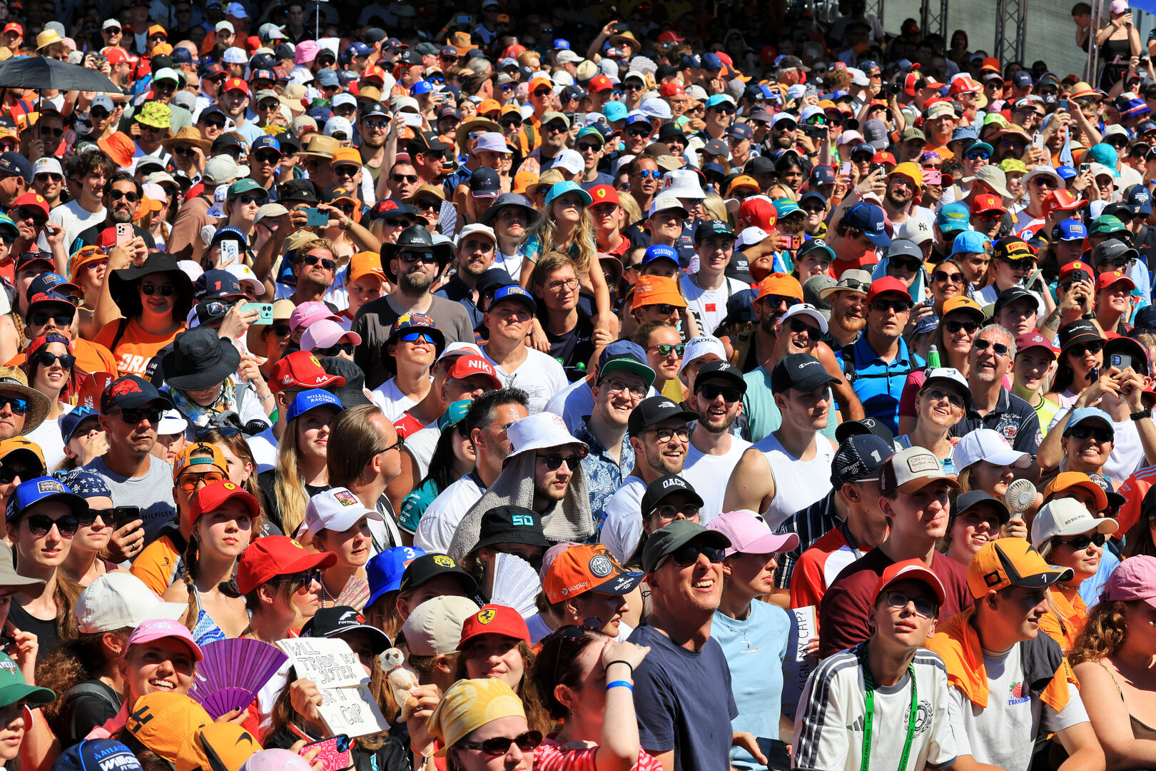 GP AUSTRIA, Circuit Atmosfera - fans at the FanZone Stage.
27.06.2026. Formula 1 World Championship, Rd 8, Austrian Grand Prix, Spielberg, Austria, Qualifiche Day.
- www.xpbimages.com, EMail: requests@xpbimages.com © Copyright: Moy / XPB Images