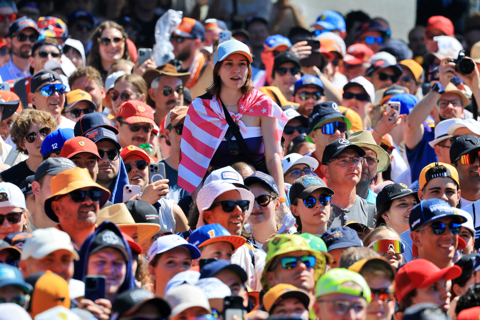 GP AUSTRIA, Circuit Atmosfera - fans at the FanZone Stage.
27.06.2026. Formula 1 World Championship, Rd 8, Austrian Grand Prix, Spielberg, Austria, Qualifiche Day.
- www.xpbimages.com, EMail: requests@xpbimages.com © Copyright: Moy / XPB Images