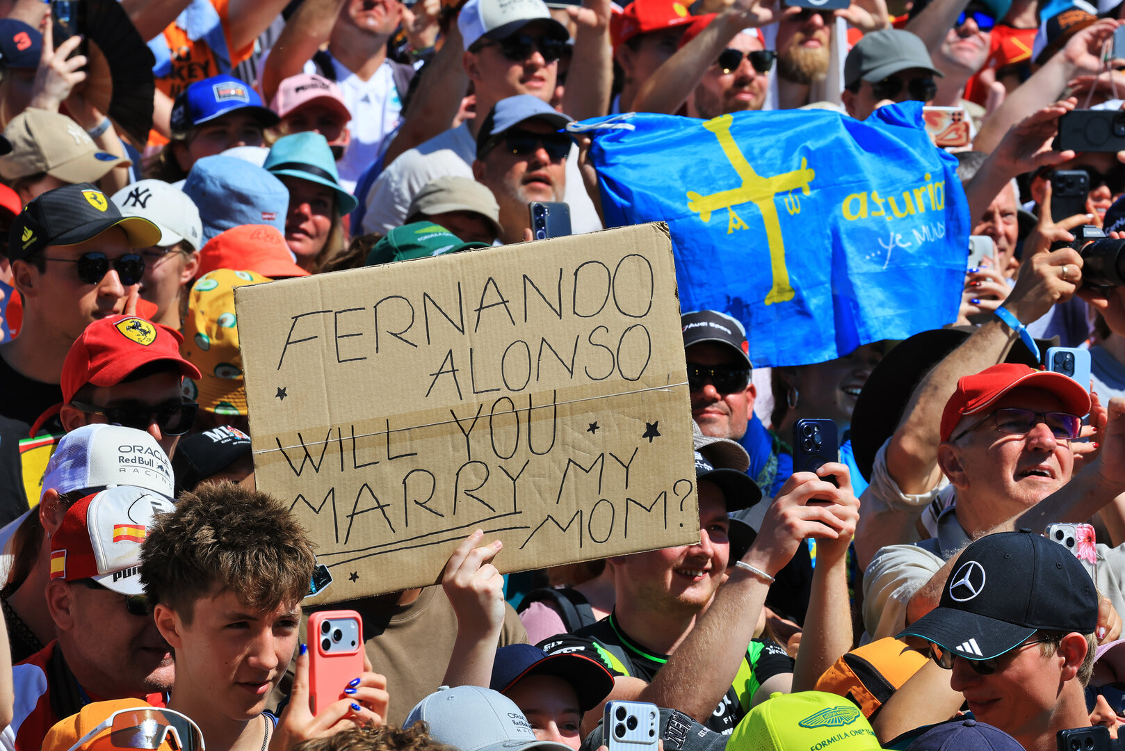 GP AUSTRIA, Circuit Atmosfera - fans at the FanZone Stage.
27.06.2026. Formula 1 World Championship, Rd 8, Austrian Grand Prix, Spielberg, Austria, Qualifiche Day.
- www.xpbimages.com, EMail: requests@xpbimages.com © Copyright: Moy / XPB Images