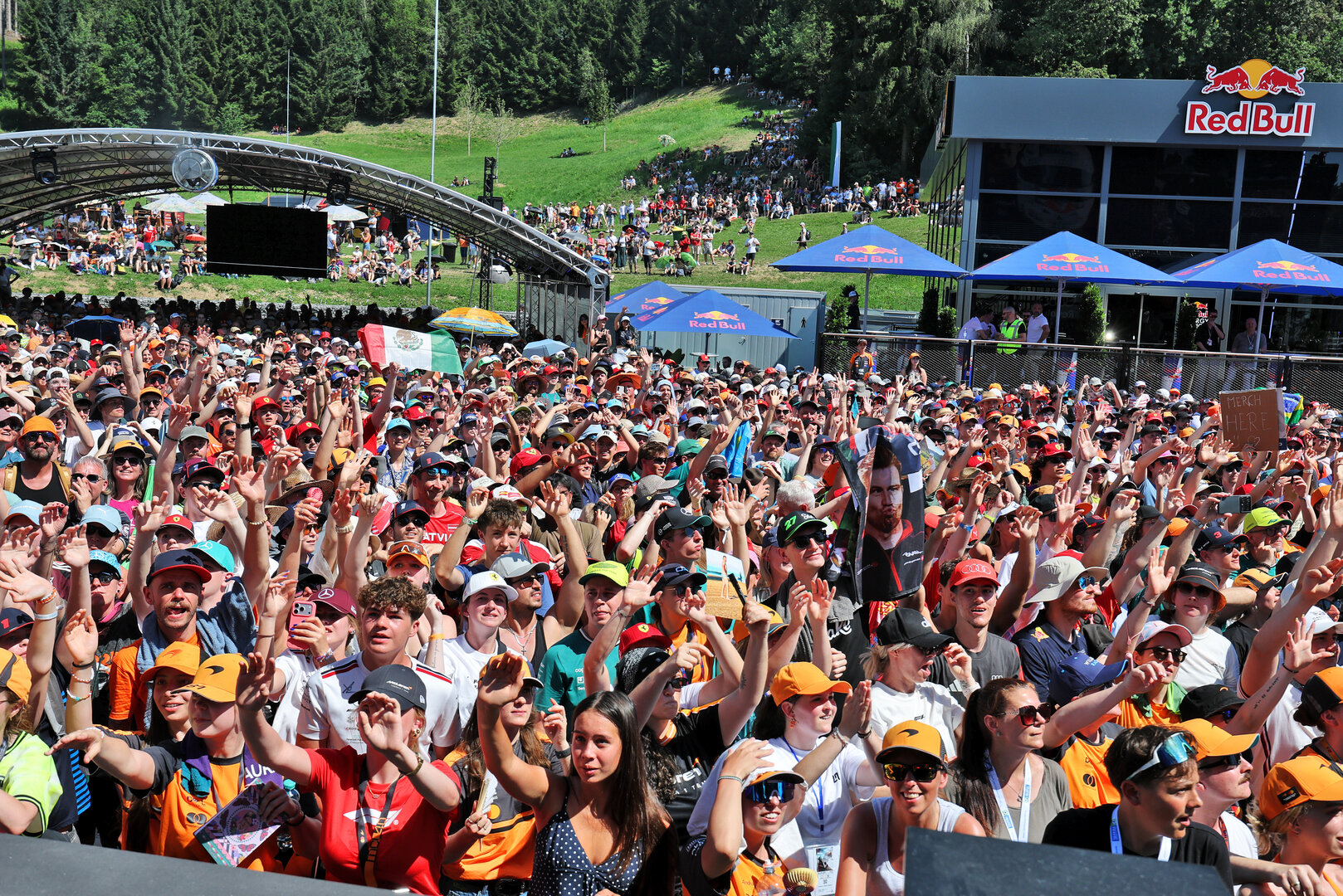 GP AUSTRIA, Circuit Atmosfera - fans at the FanZone Stage.
27.06.2026. Formula 1 World Championship, Rd 8, Austrian Grand Prix, Spielberg, Austria, Qualifiche Day.
- www.xpbimages.com, EMail: requests@xpbimages.com © Copyright: Moy / XPB Images