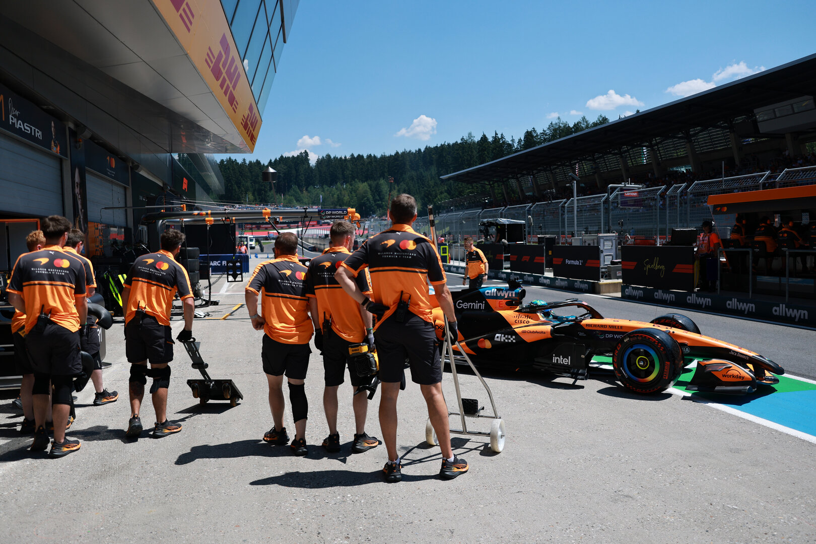 GP AUSTRIA, Oscar Piastri (AUS) McLaren F1 Team MCL40 leaves the pits.
27.06.2026. Formula 1 World Championship, Rd 8, Austrian Grand Prix, Spielberg, Austria, Qualifiche Day.
- www.xpbimages.com, EMail: requests@xpbimages.com © Copyright: Charniaux / XPB Images