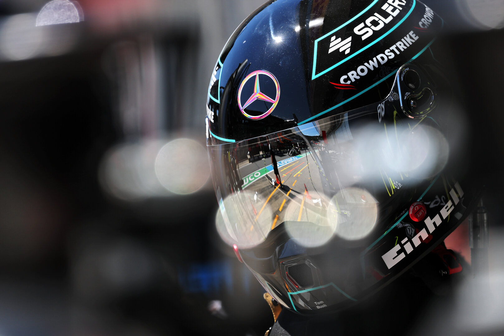 GP AUSTRIA, Mercedes AMG F1 Formula One Team mechanic.
27.06.2026. Formula 1 World Championship, Rd 8, Austrian Grand Prix, Spielberg, Austria, Qualifiche Day.
- www.xpbimages.com, EMail: requests@xpbimages.com © Copyright: Charniaux / XPB Images