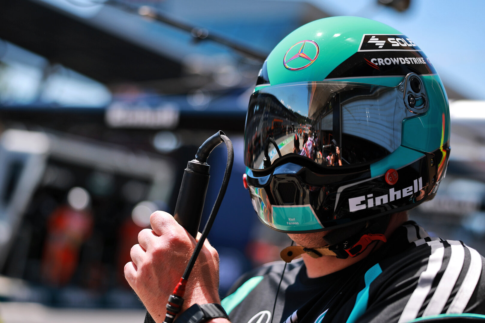 GP AUSTRIA, Mercedes AMG F1 Formula One Team mechanic.
27.06.2026. Formula 1 World Championship, Rd 8, Austrian Grand Prix, Spielberg, Austria, Qualifiche Day.
- www.xpbimages.com, EMail: requests@xpbimages.com © Copyright: Charniaux / XPB Images