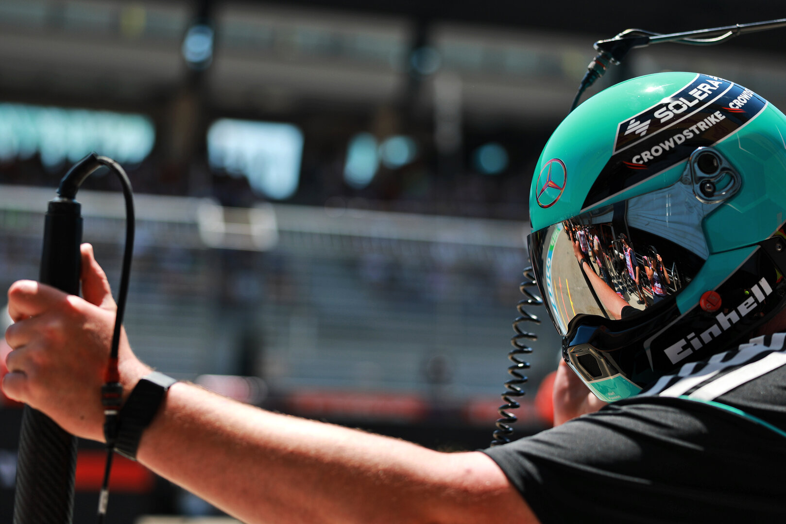 GP AUSTRIA, Mercedes AMG F1 Formula One Team mechanic.
27.06.2026. Formula 1 World Championship, Rd 8, Austrian Grand Prix, Spielberg, Austria, Qualifiche Day.
- www.xpbimages.com, EMail: requests@xpbimages.com © Copyright: Charniaux / XPB Images