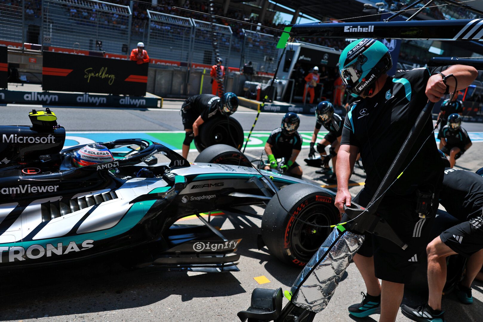 GP AUSTRIA, Andrea Kimi Antonelli (ITA) Mercedes AMG Formula One Team W17 practices a pit stop.
27.06.2026. Formula 1 World Championship, Rd 8, Austrian Grand Prix, Spielberg, Austria, Qualifiche Day.
- www.xpbimages.com, EMail: requests@xpbimages.com © Copyright: Charniaux / XPB Images