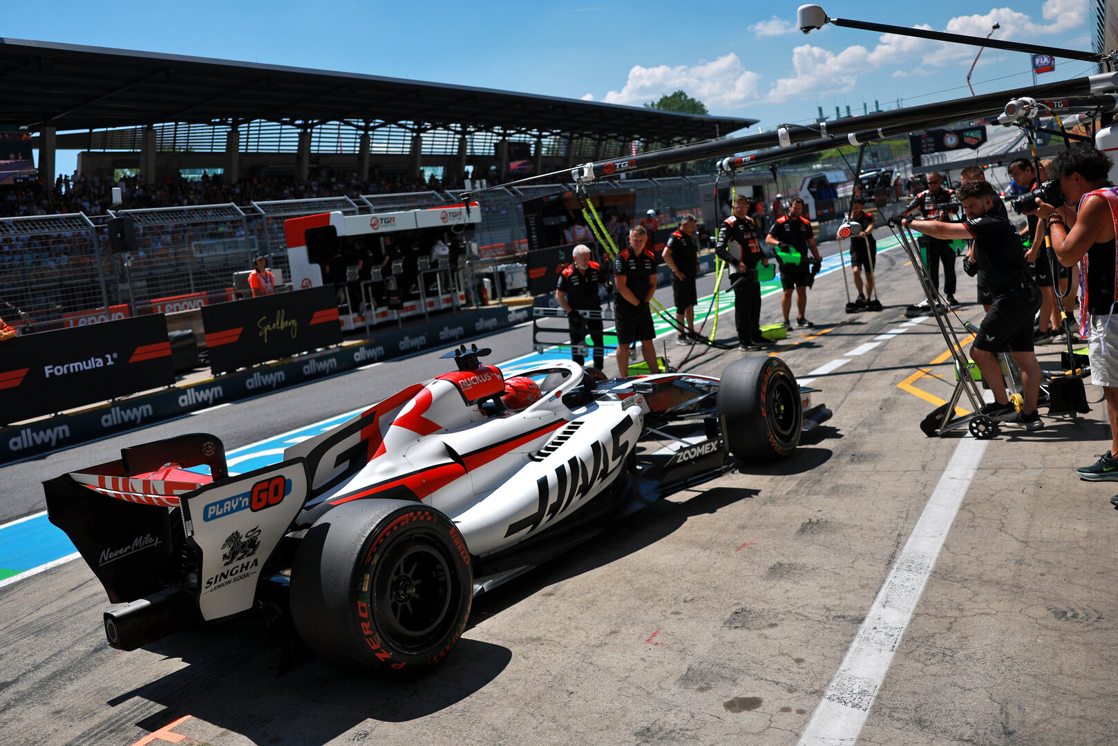 GP AUSTRIA, Esteban Ocon (FRA) Haas F1 Team VF-26 practices a pit stop.
27.06.2026. Formula 1 World Championship, Rd 8, Austrian Grand Prix, Spielberg, Austria, Qualifiche Day.
- www.xpbimages.com, EMail: requests@xpbimages.com © Copyright: Charniaux / XPB Images